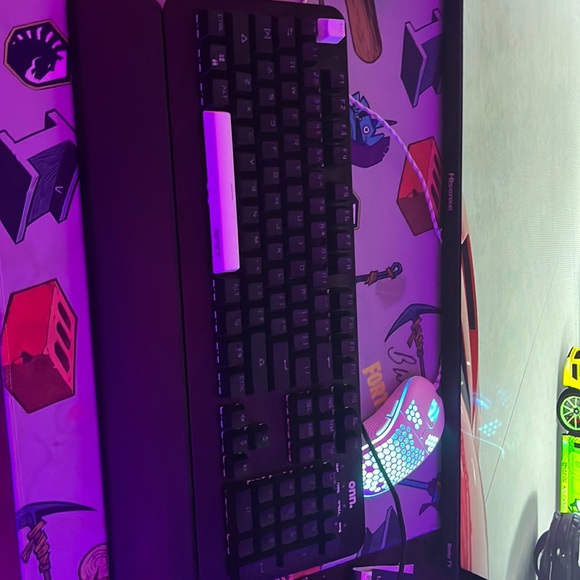 mechanical keyboard with blue switches (onn) - Picture 1 of 4